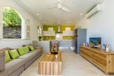 Hameau Cerisier piscine et vue mer