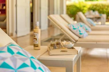 Hameau Cerisier piscine et vue mer