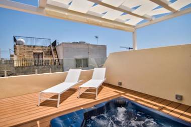 Amazing 4-bedroom Sliema Town House with Jacuzzi