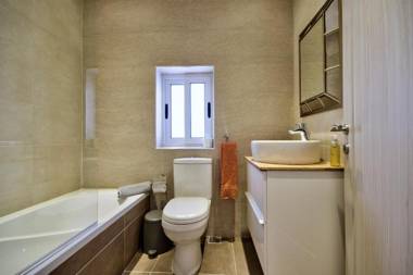 Amazing 4-bedroom Sliema Town House with Jacuzzi