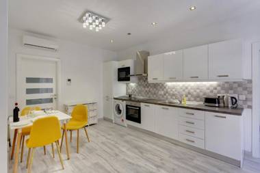 Splendid Apartment Steps Away from the Sea