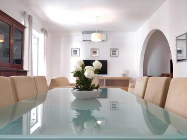 Large apartment close to rocky beach MCRE1-1