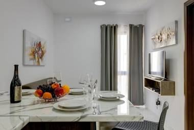 Chic 2BR Penthouse steps from the Promenade