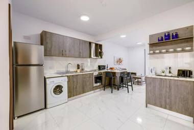 Chic 2BR Penthouse steps from the Promenade