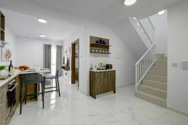 Chic 2BR Penthouse steps from the Promenade