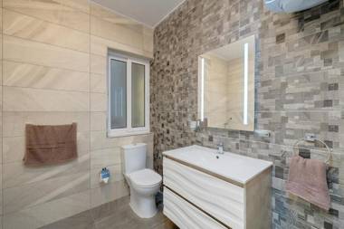 Spacious Apartment steps to the Promenade