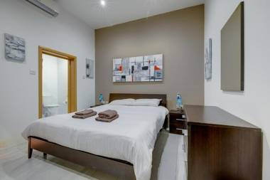 Modern 1BR Maisonette steps from the Promenade