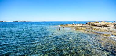 GetawaysMalta - Seashells Penthouse 12 with terrace and sea view in Bugibba