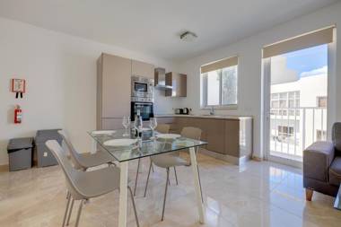 Deluxe Apartment steps to St George's Bay