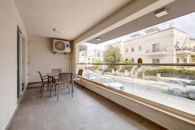 Modern Apartment steps to St George's Bay