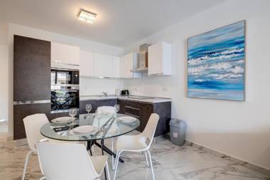 Modern Apartment steps to St George's Bay