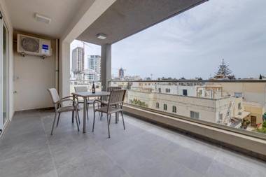 Splendid 2BR Apartment steps to St Georges Bay