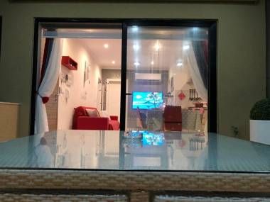 1. Sea View Luxury 2 Bed Penthouse close to Beach!