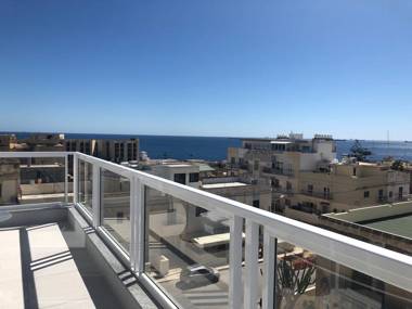 3. Luxury Sea View 2 bed Apartment close to Beach!
