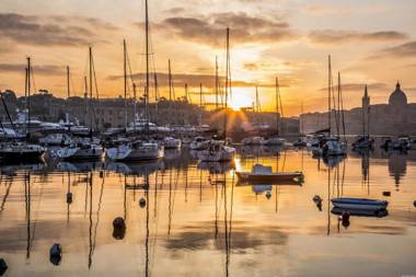 Cosy 1BR Penthouse with Terrace Great Location