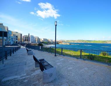 Seashells 2 bedroom Apartment with sunny terrace with stunning sea views - by Getawaysmalta
