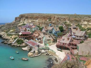 Luxury Seafront Apartment With Pool