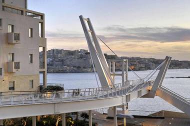 Centric and Modern Penthouse close to Amenities