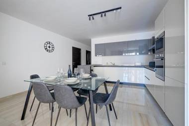 Chic 2BR Apartment Ideal Location