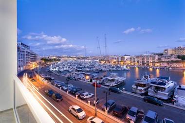 Stunning 3BR Apartment with Marina Views