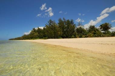 Chalet Kestrel with pool on the beach
