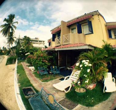 2 bedrooms appartement at Grand Baie 350 m away from the beach with sea view enclosed garden and wifi