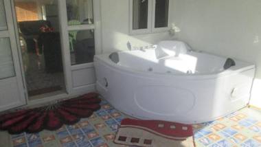 House/ Private Pool wifi jacuzzi/spa security alarm canal+ near sea