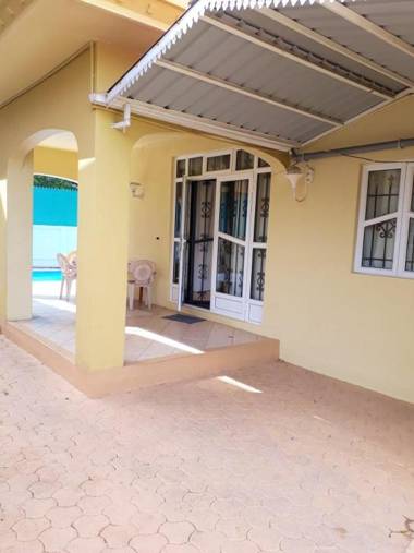 3 bedrooms villa with private pool enclosed garden and wifi at Pereybere