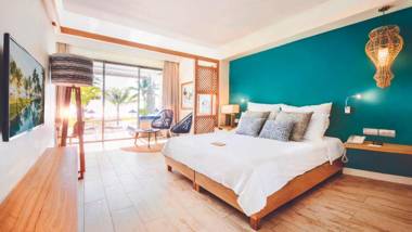 Victoria Beachcomber Resort & Spa – Victoria for 2 – Adults Only