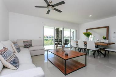 Luxury Condos at Mareazul Beachfront Complex with Resort-Style Amenities!