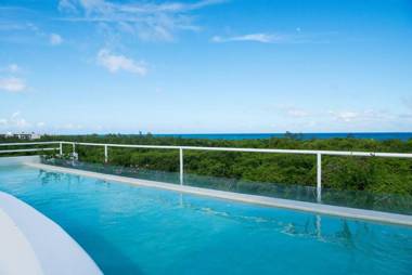 Great Location Ocean View Suite Outdoor Infinity Pool 2 Double beds by Mint