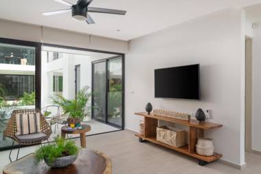 Beautifully Minimalistic Studio Wrapped in Nature by Moskito