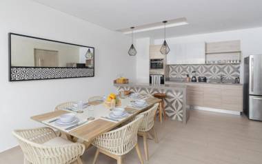 Beautifully Minimalistic Studio Wrapped in Nature by Moskito