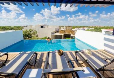 Beautiful Penthouse for 2 with Private Patio 2 Bikes included and Pool!