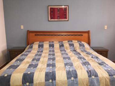 Room in House - Awesome King Room In City Center