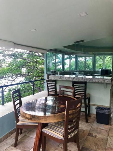 Room in Guest room - Beautiful suite with a full kitchen with amazing views of the beach and forest