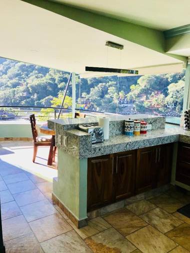 Room in Guest room - Beautiful suite with a full kitchen with amazing views of the beach and forest