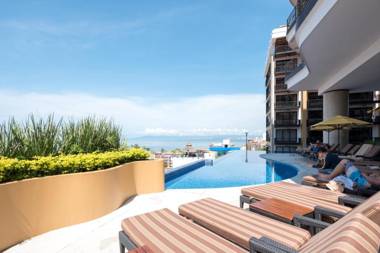 Signature Pinnacle 205 - Luxury Condo with Ocean Views