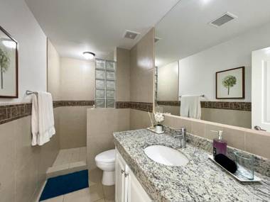 Modern Ocean View Condo with Pools & Gym