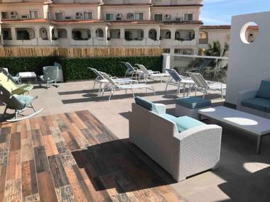 Beautiful apartment with pool gym and beach just 80 meters walk fully equipped