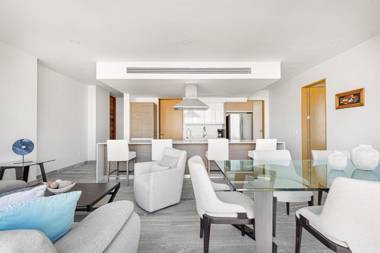 RIVA 407 Rooftop pool ocean view -close to beach!