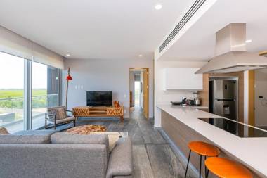 Ocean view condo-beach rooftop pool & jacuzzi!