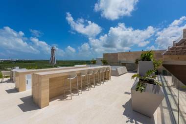 Ocean view condo-beach rooftop pool & jacuzzi!