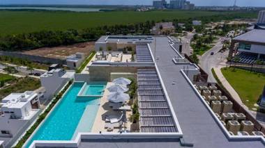 Ocean view condo-beach rooftop pool & jacuzzi!