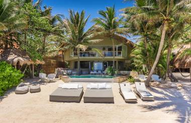 Puerto Aventuras Villa Sleeps 10 with Pool