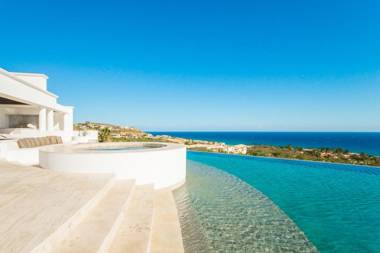Casa Yvonne Modern Amenities near Exclusive Golf Course Sleeps 16