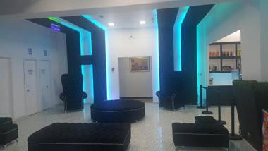 Hotel Dluxe and Suites