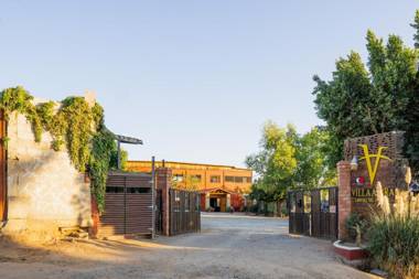 Capital O Hotel Villa Azura