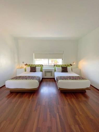 Seven Crown Express & Suites