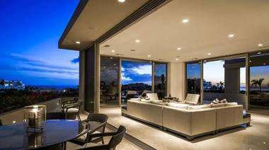 Contemporary Hilltop Villa Close to Downtown with Panoramic Ocean Views